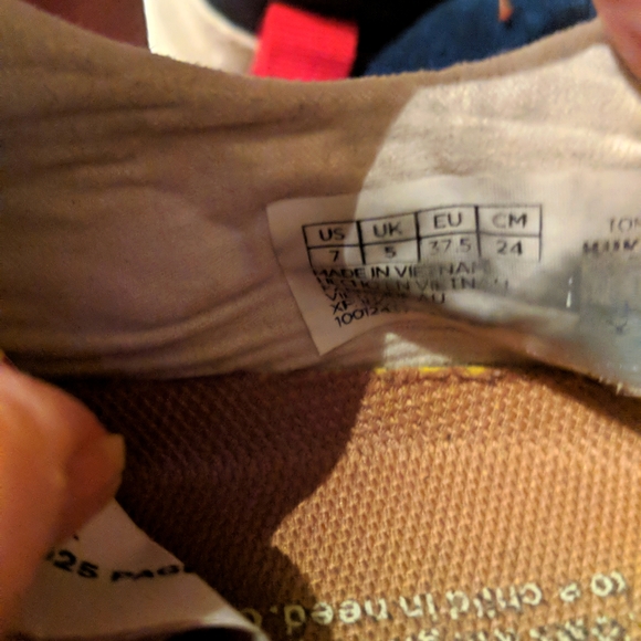 Toms woman's size 7 sneakers. - Picture 7 of 7